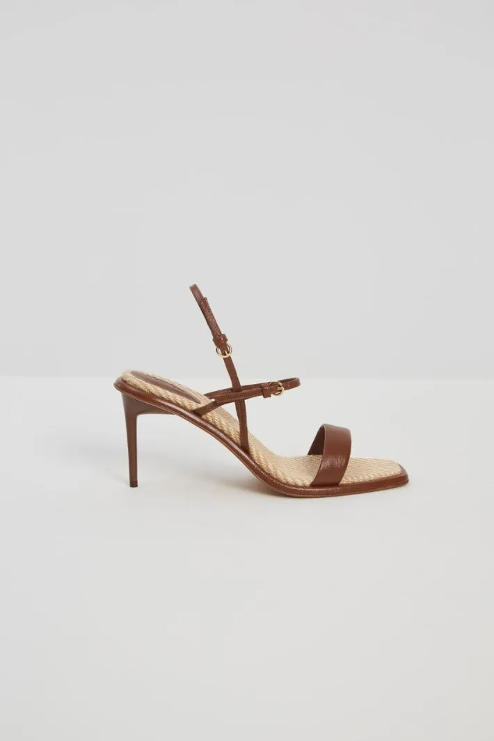 Sandali in pelle e rafia